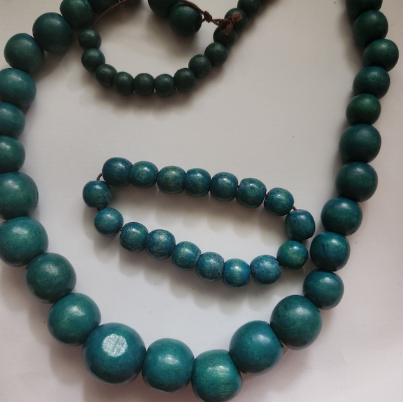Greenish blue wooden necklace and bracelet set - Picture 2 of 2